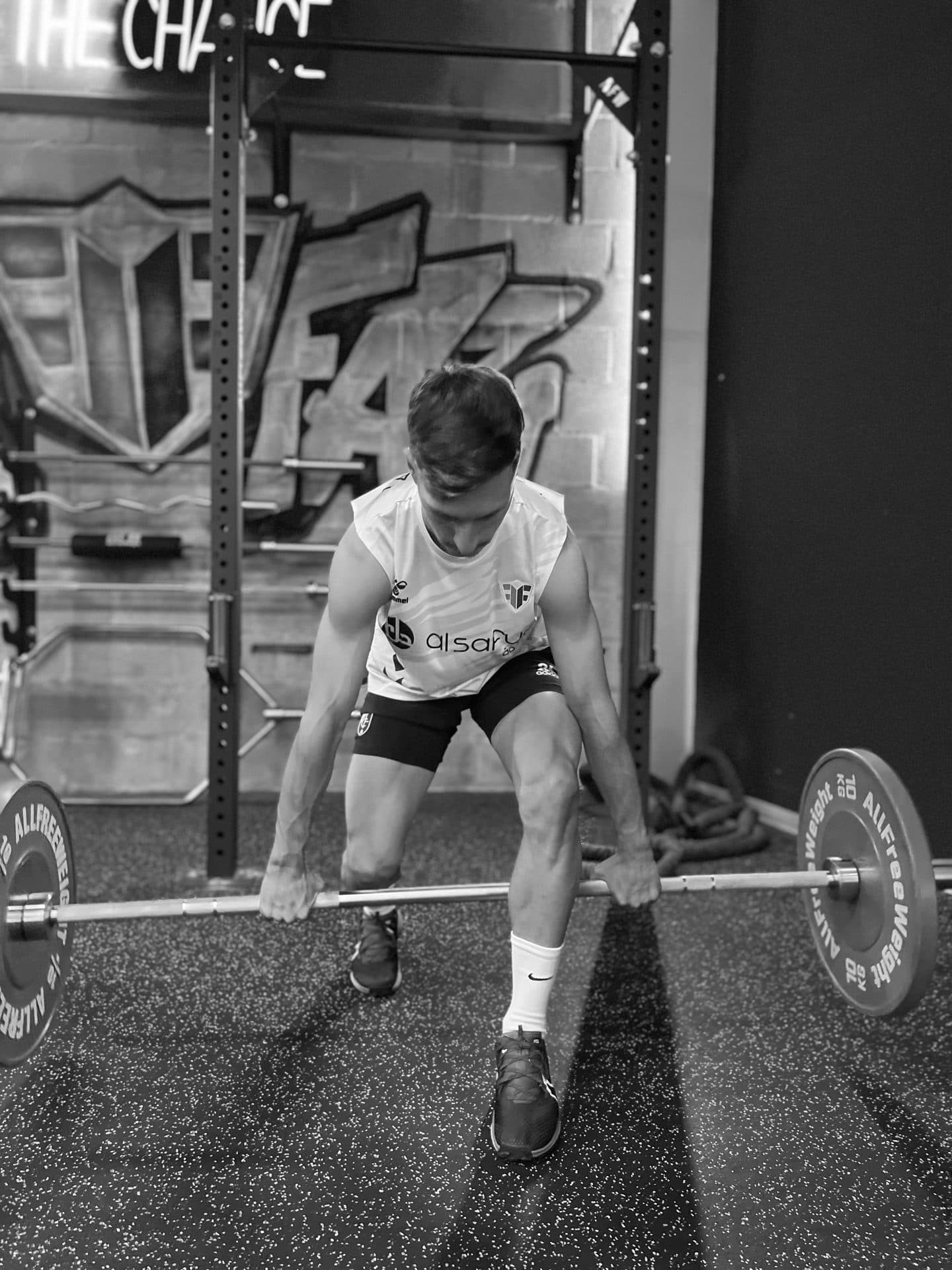 Un jugador de Footfay entrenando con barra en la sala de fuerza del centro de Málaga